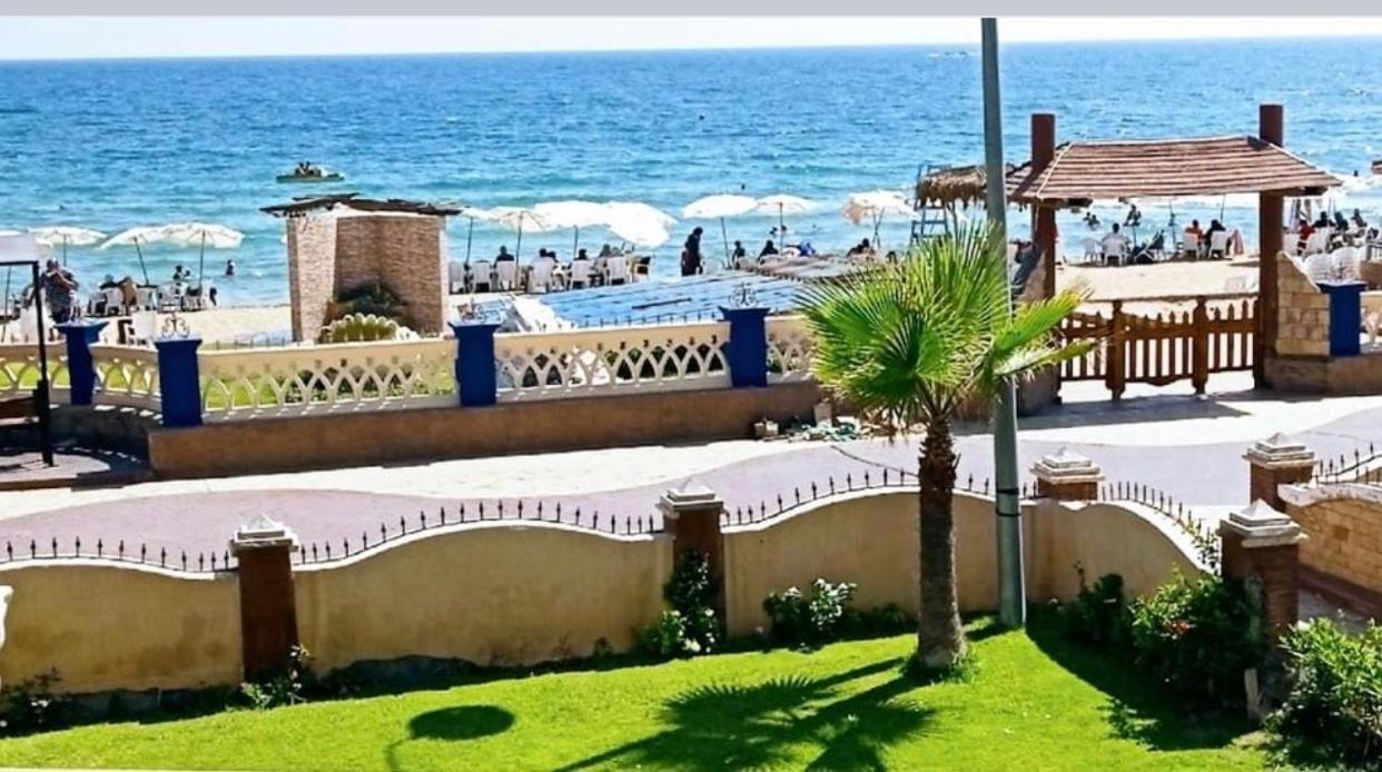 Apartament Renovated Super Lux Direct Sea View 2 Bed Al Mamourah الترا لوكس شاطىء المعموره دور اول على البحر مباشره مع كارنيهات الدخول طوال السنه و الشاطىء الخاص من اول مايو لنهايه اكتوبر للعائلات فقط