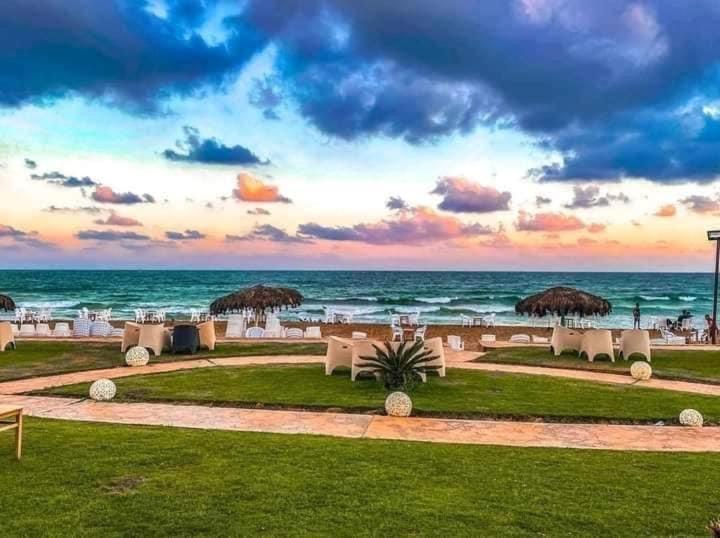 Renovated Super Lux Direct Sea View 2 Bed Al Mamourah الترا لوكس شاطىء المعموره دور اول على البحر مباشره مع كارنيهات الدخول طوال السنه و الشاطىء الخاص من اول مايو لنهايه اكتوبر للعائلات فقط Apartament