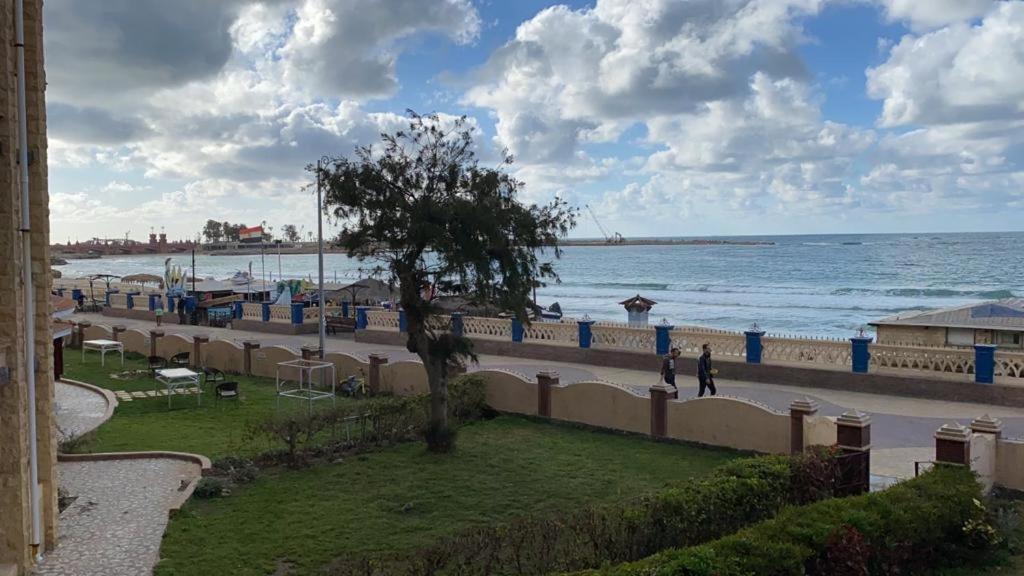 Apartament Renovated Super Lux Direct Sea View 2 Bed Al Mamourah الترا لوكس شاطىء المعموره دور اول على البحر مباشره مع كارنيهات الدخول طوال السنه و الشاطىء الخاص من اول مايو لنهايه اكتوبر للعائلات فقط Alexandria