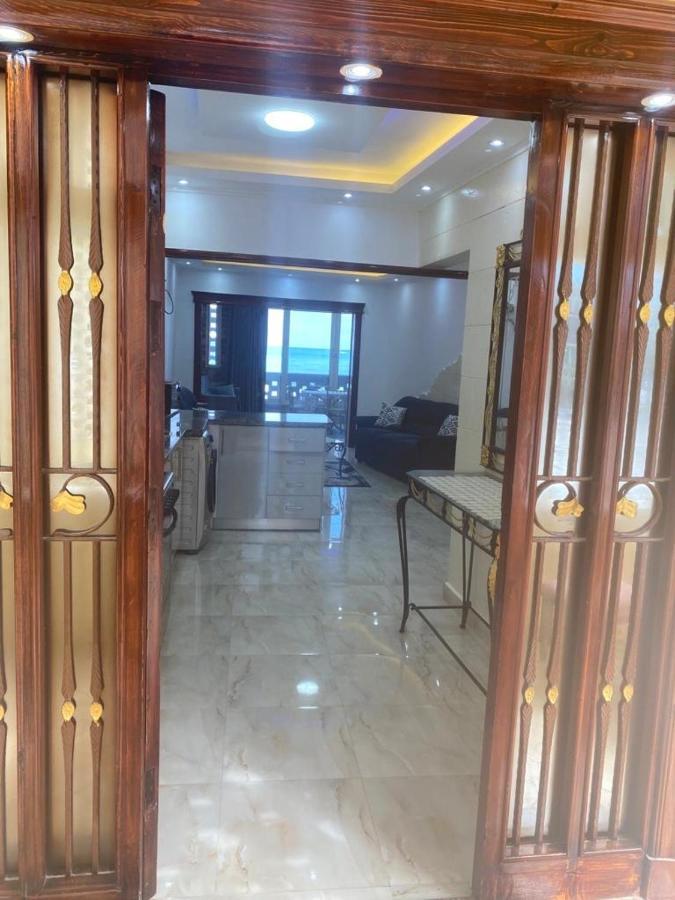 Renovated Super Lux Direct Sea View 2 Bed Al Mamourah الترا لوكس شاطىء المعموره دور اول على البحر مباشره مع كارنيهات الدخول طوال السنه و الشاطىء الخاص من اول مايو لنهايه اكتوبر للعائلات فقط Apartament