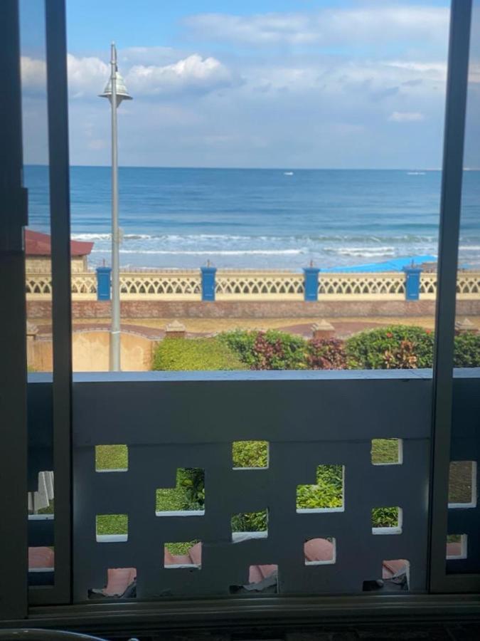 Renovated Super Lux Direct Sea View 2 Bed Al Mamourah الترا لوكس شاطىء المعموره دور اول على البحر مباشره مع كارنيهات الدخول طوال السنه و الشاطىء الخاص من اول مايو لنهايه اكتوبر للعائلات فقط Apartament