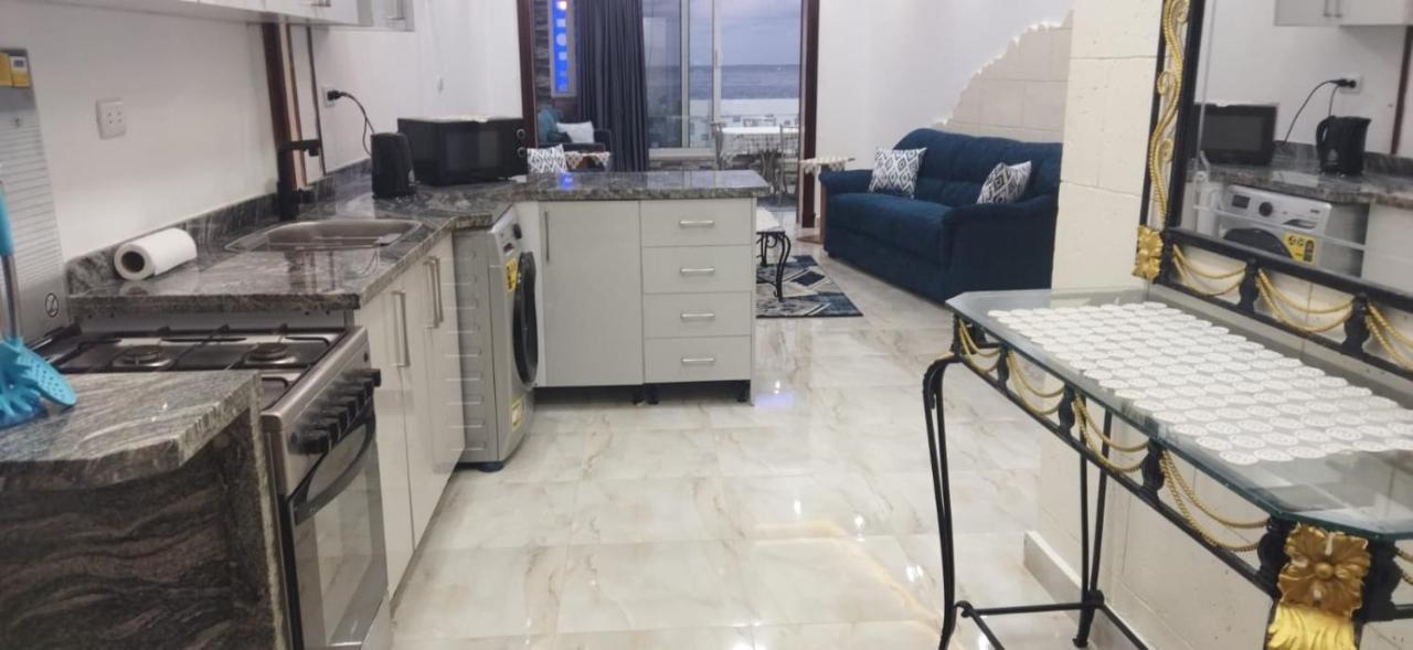 Renovated Super Lux Direct Sea View 2 Bed Al Mamourah الترا لوكس شاطىء المعموره دور اول على البحر مباشره مع كارنيهات الدخول طوال السنه و الشاطىء الخاص من اول مايو لنهايه اكتوبر للعائلات فقط Apartament Alexandria