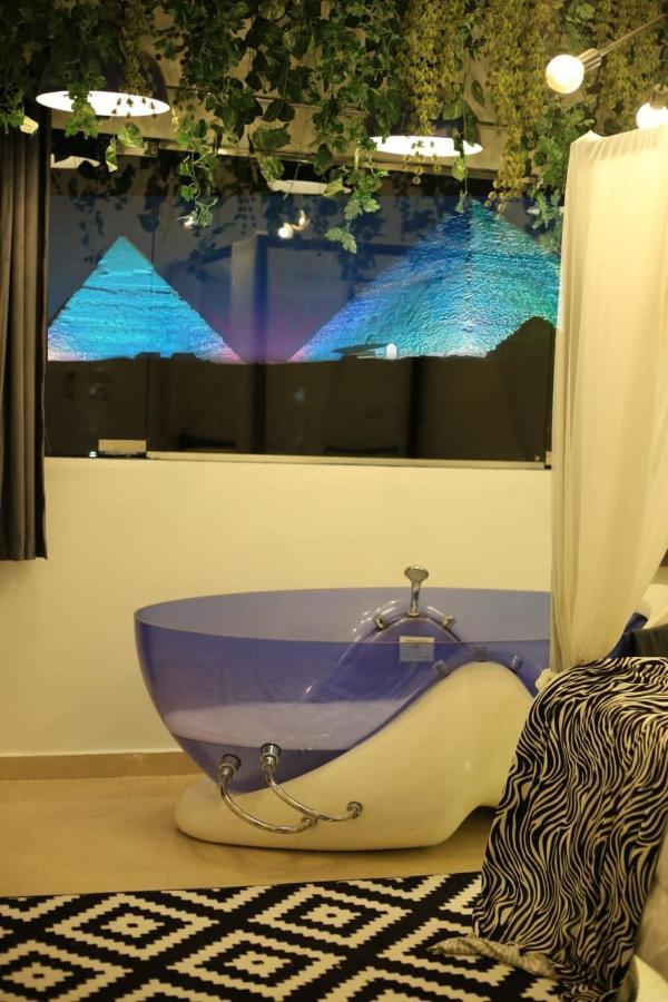 Jacuzzi Pyramids View Apartment *