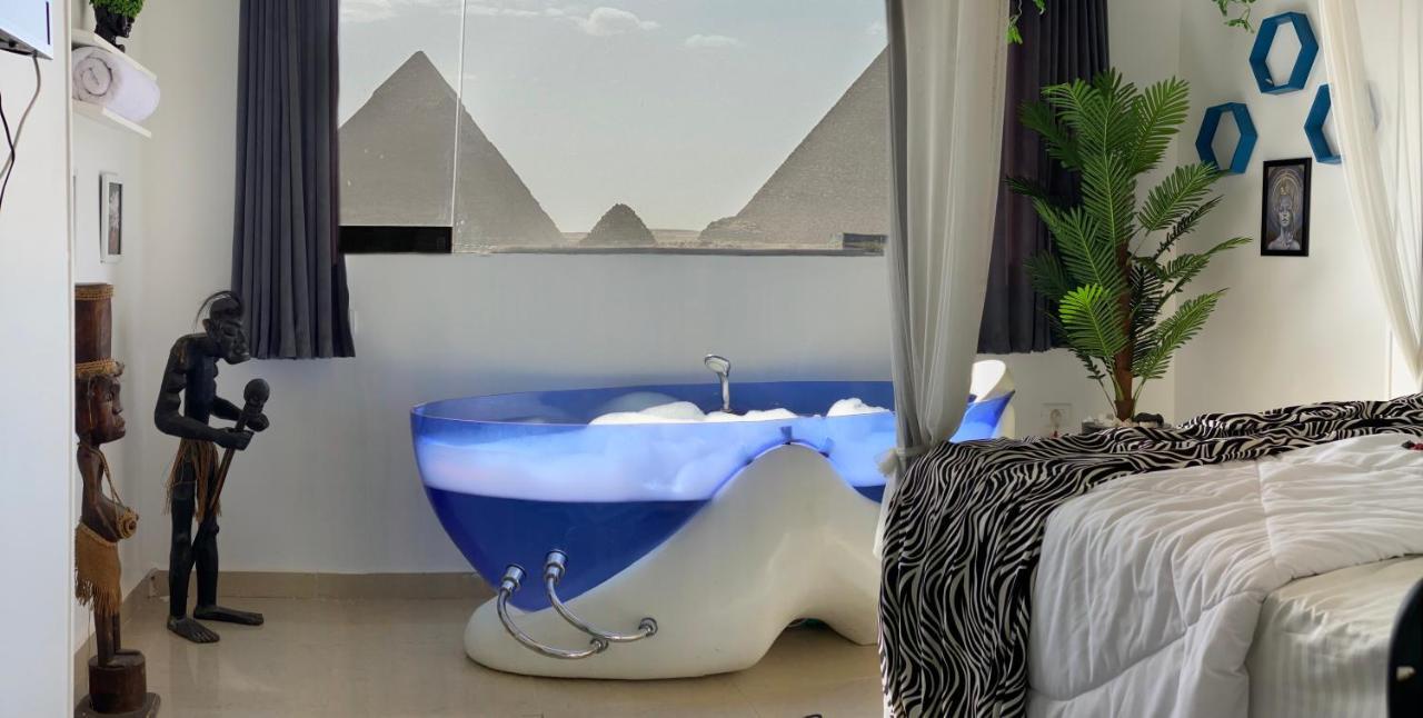 Jacuzzi Pyramids View Apartment *
