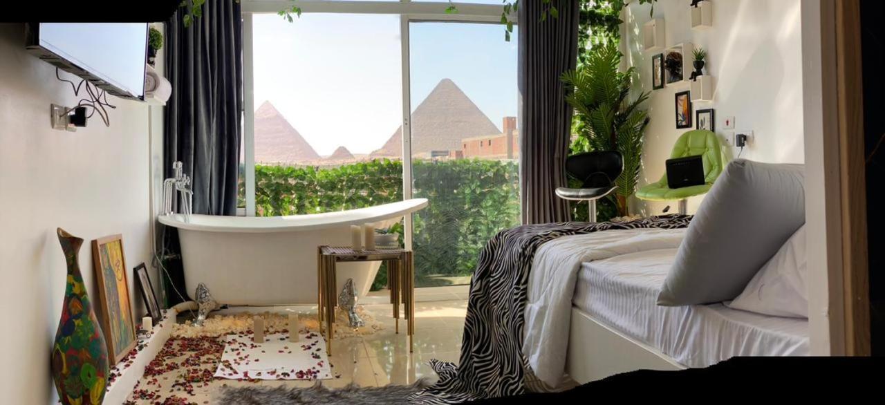 Jacuzzi Pyramids View Apartment *