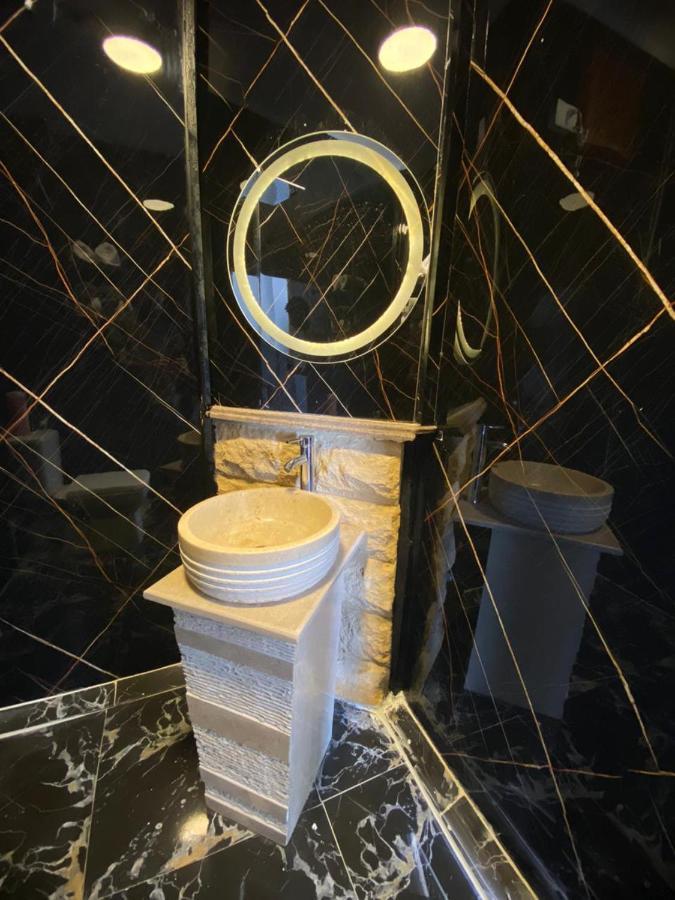 Jacuzzi Pyramids View Apartment Cairo