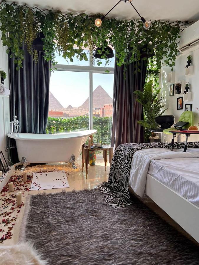 Apartment Jacuzzi Pyramids View