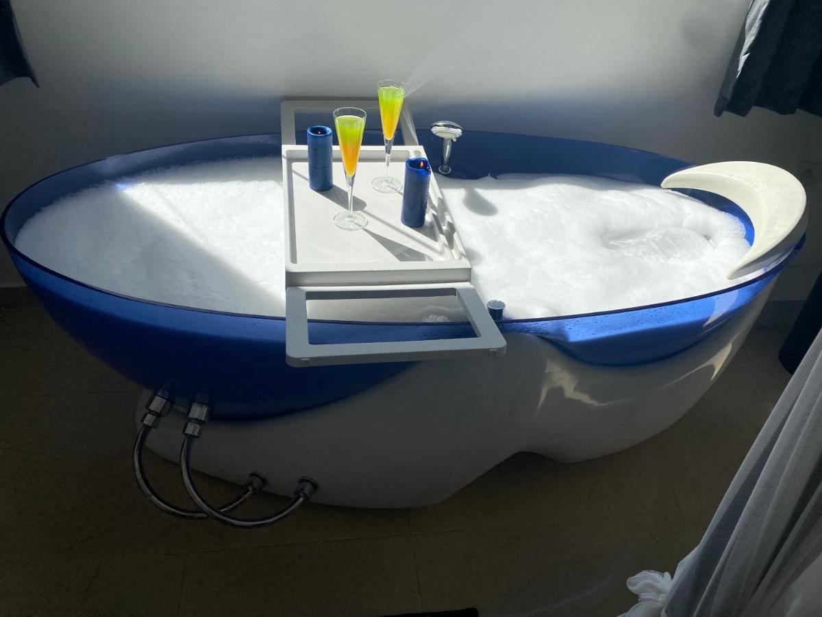 Jacuzzi Pyramids View Apartment Cairo