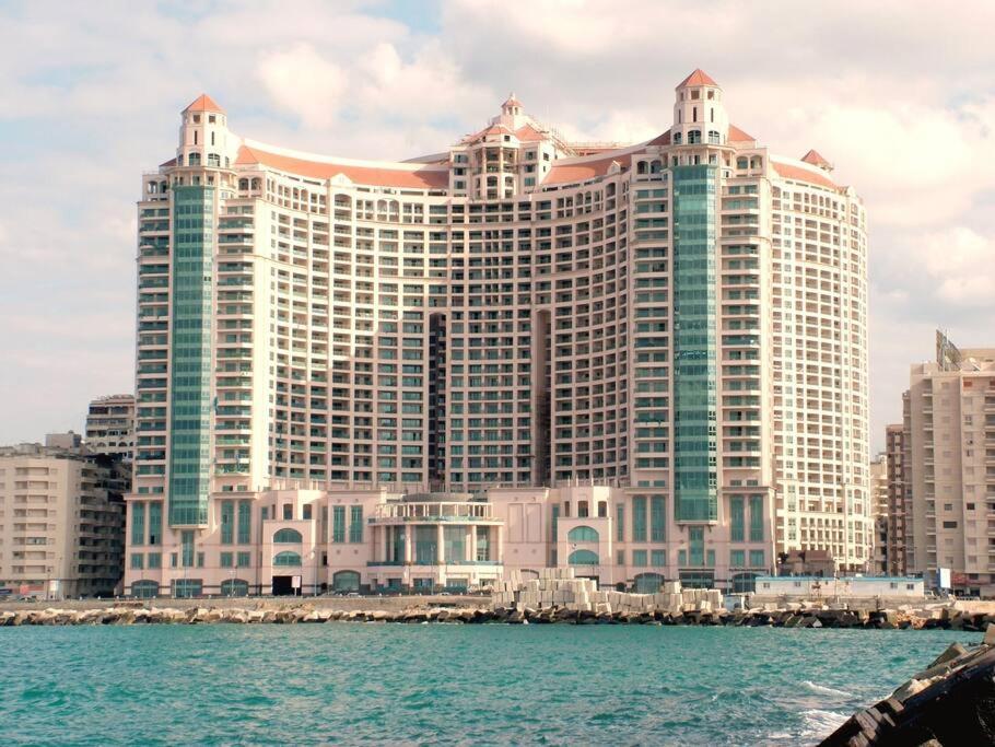 Grand Plaza San Stefano: Luxury With Mall Access Apartment *