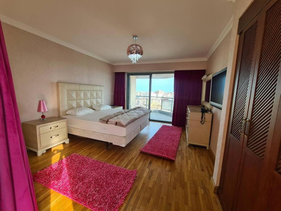Apartment Grand Plaza San Stefano: Luxury With Mall Access *