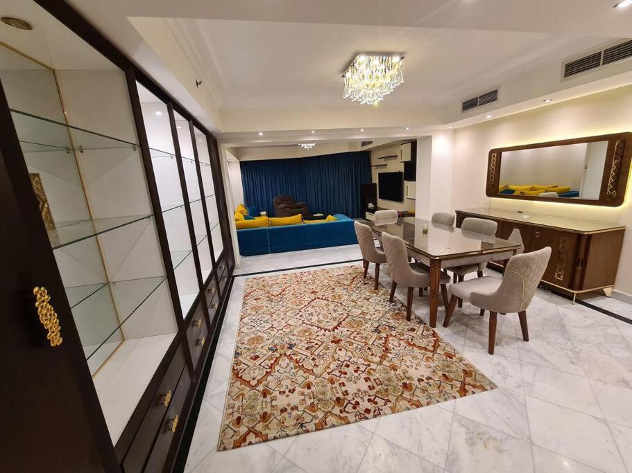 Apartment Grand Plaza San Stefano: Luxury With Mall Access
