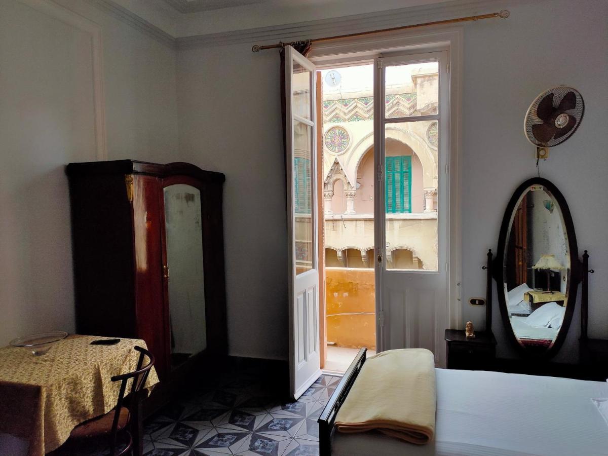 Triomphe Hostel *