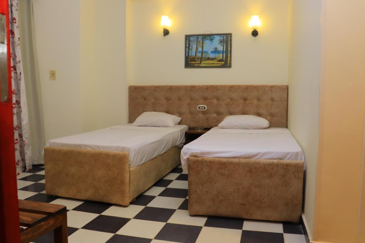 Royal Hotel *