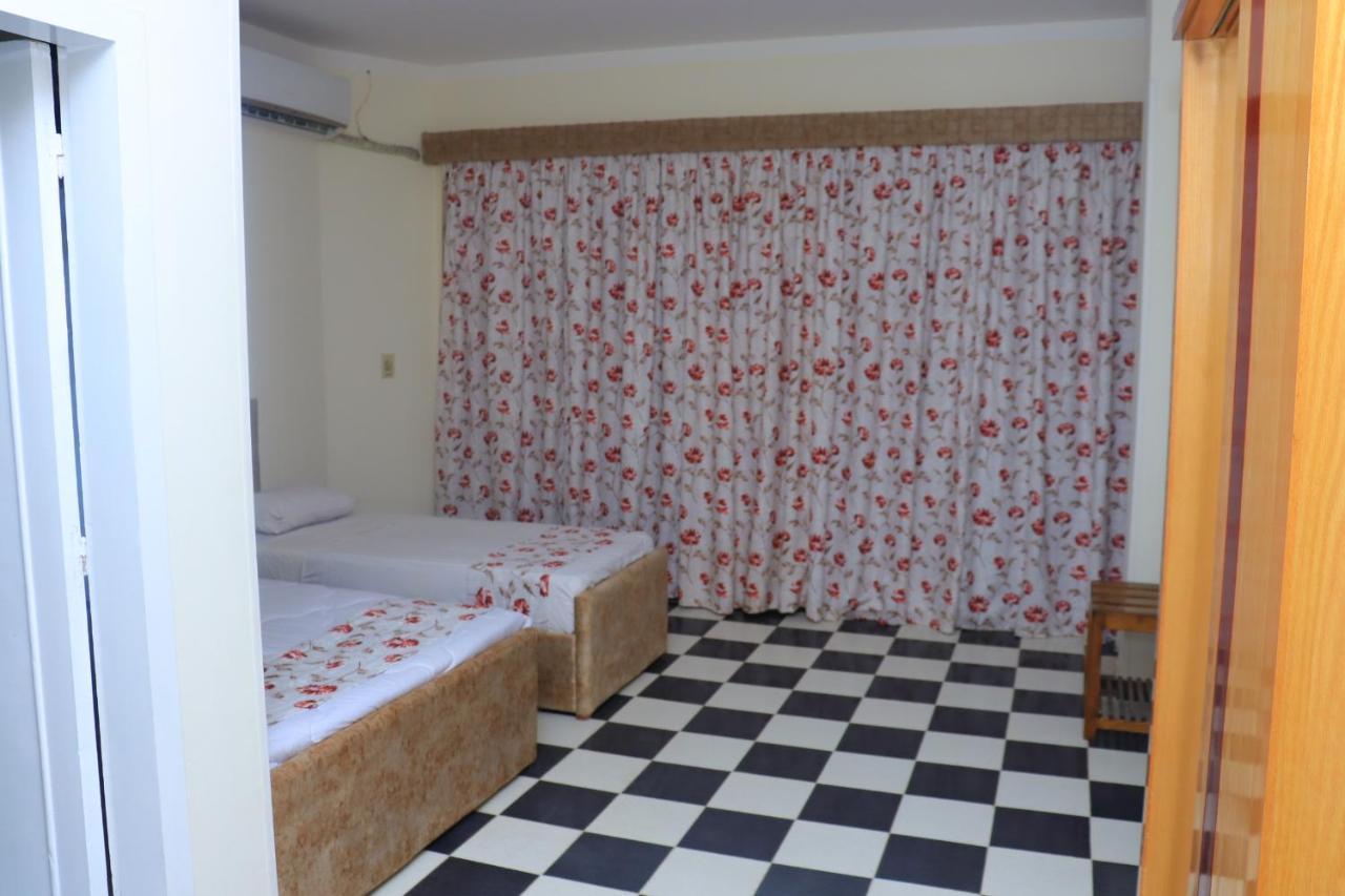 Royal Hotel *