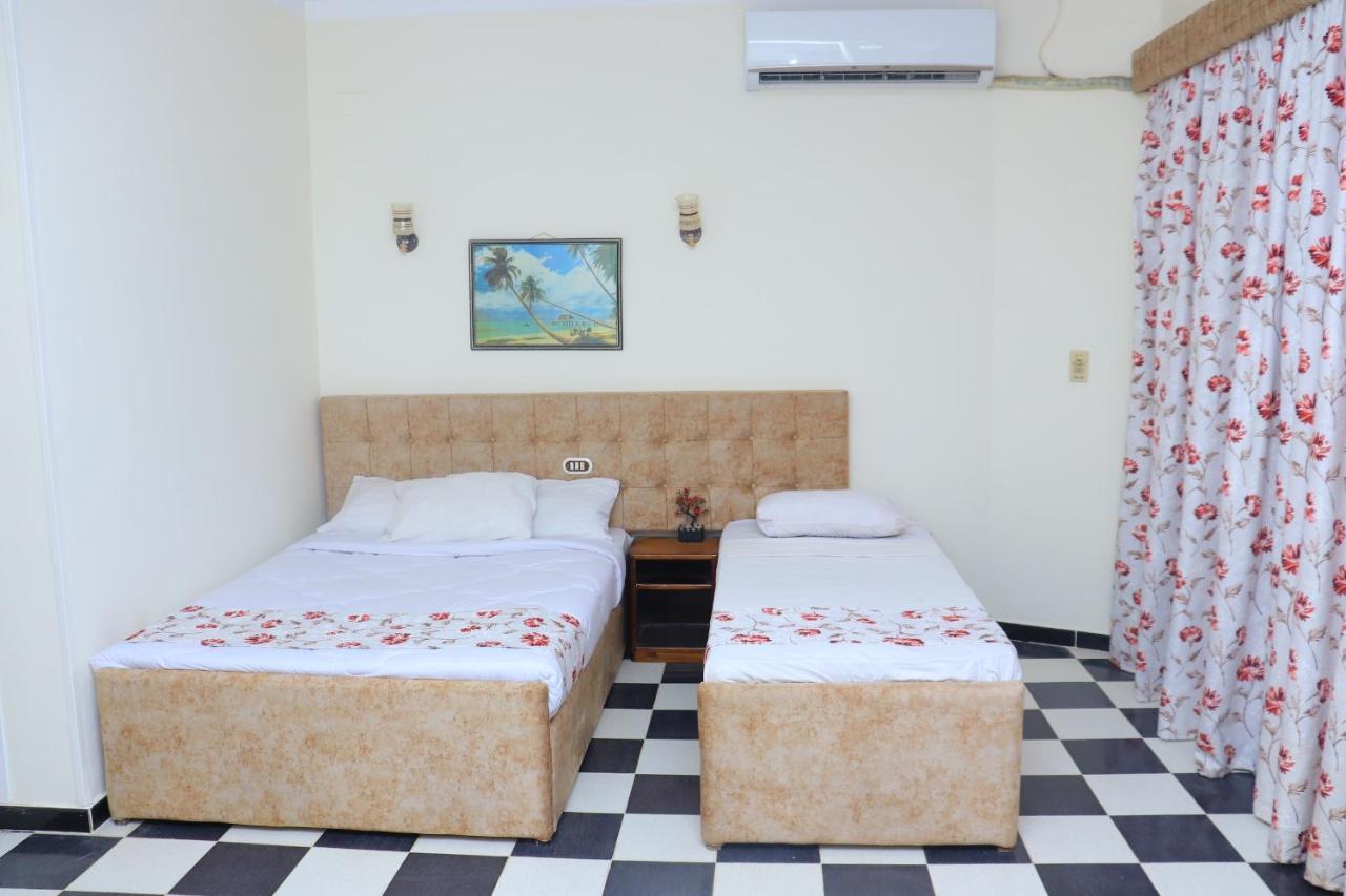 Royal Hotel *