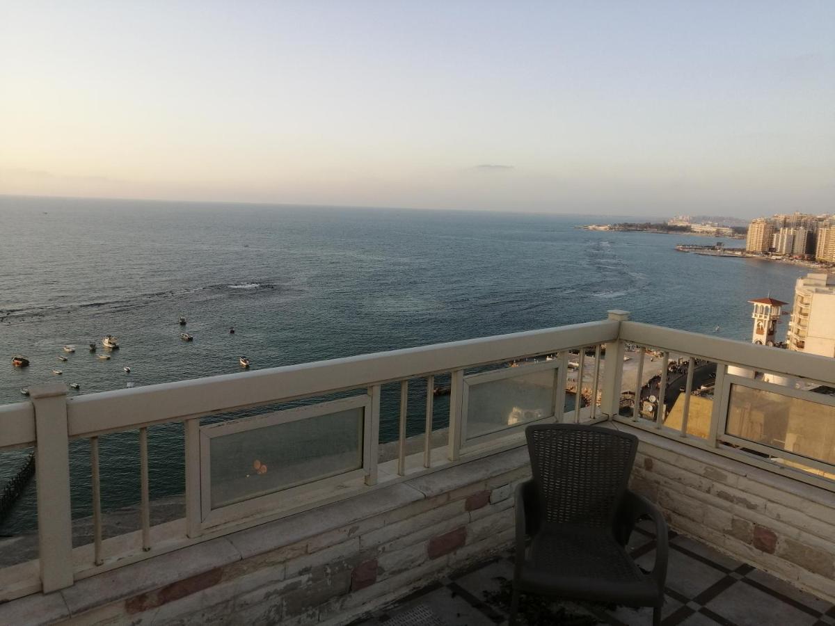 شقه فى ميامى بالاسكندريه مطله على البحر * Alexandria