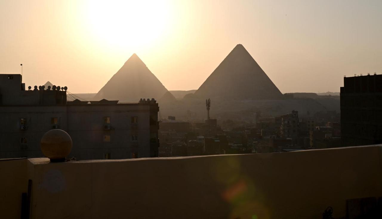 Jessy Pyramids View Nazlet el-Sîsi