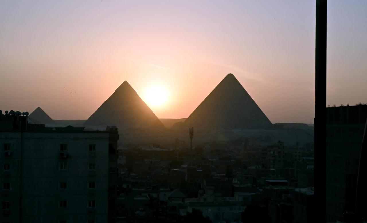 Jessy Pyramids View * Nazlet el-Sîsi
