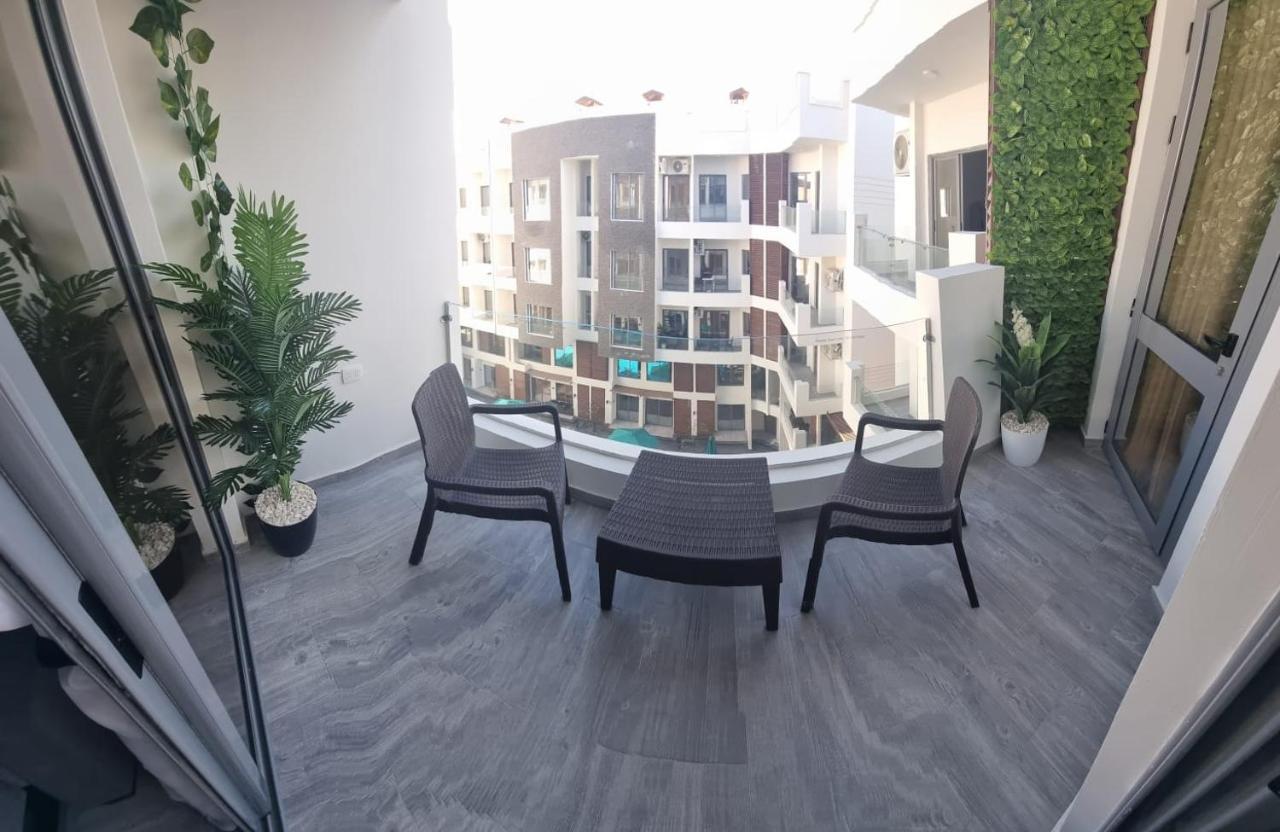 Sanctuary Sunlit Haven With 4 Pools, Rooftop Sunsets & Gourmet Bites Steps Away Apartment