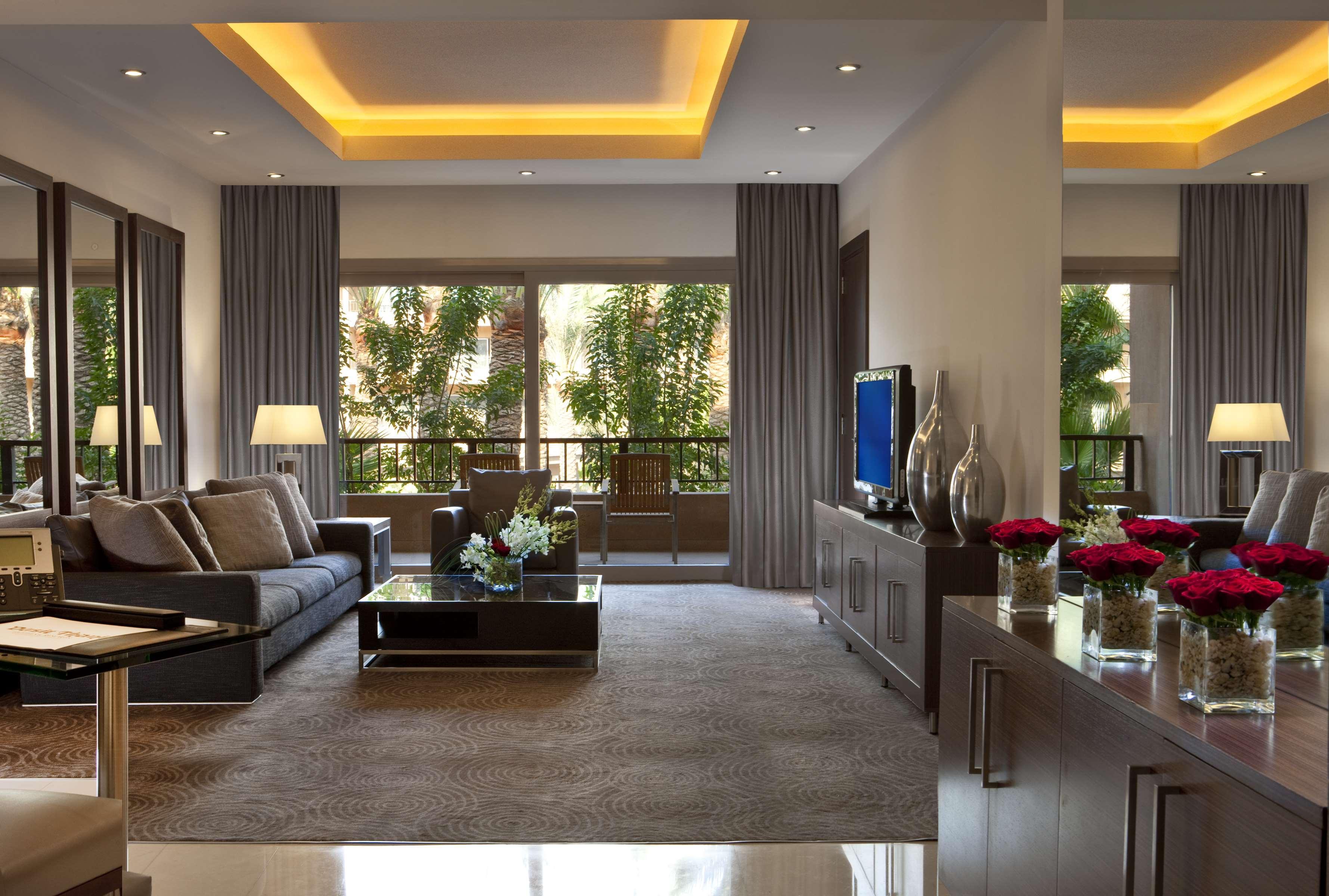 Dusit Thani Lakeview