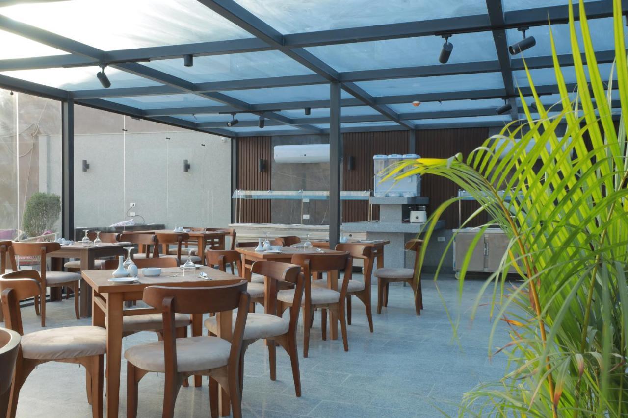 Hotel Pyramid Front Al Kawm al Akhdar