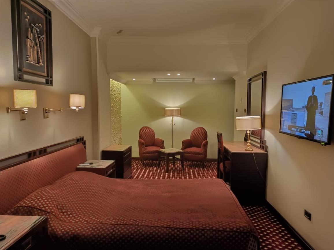 Queen Hotel *
