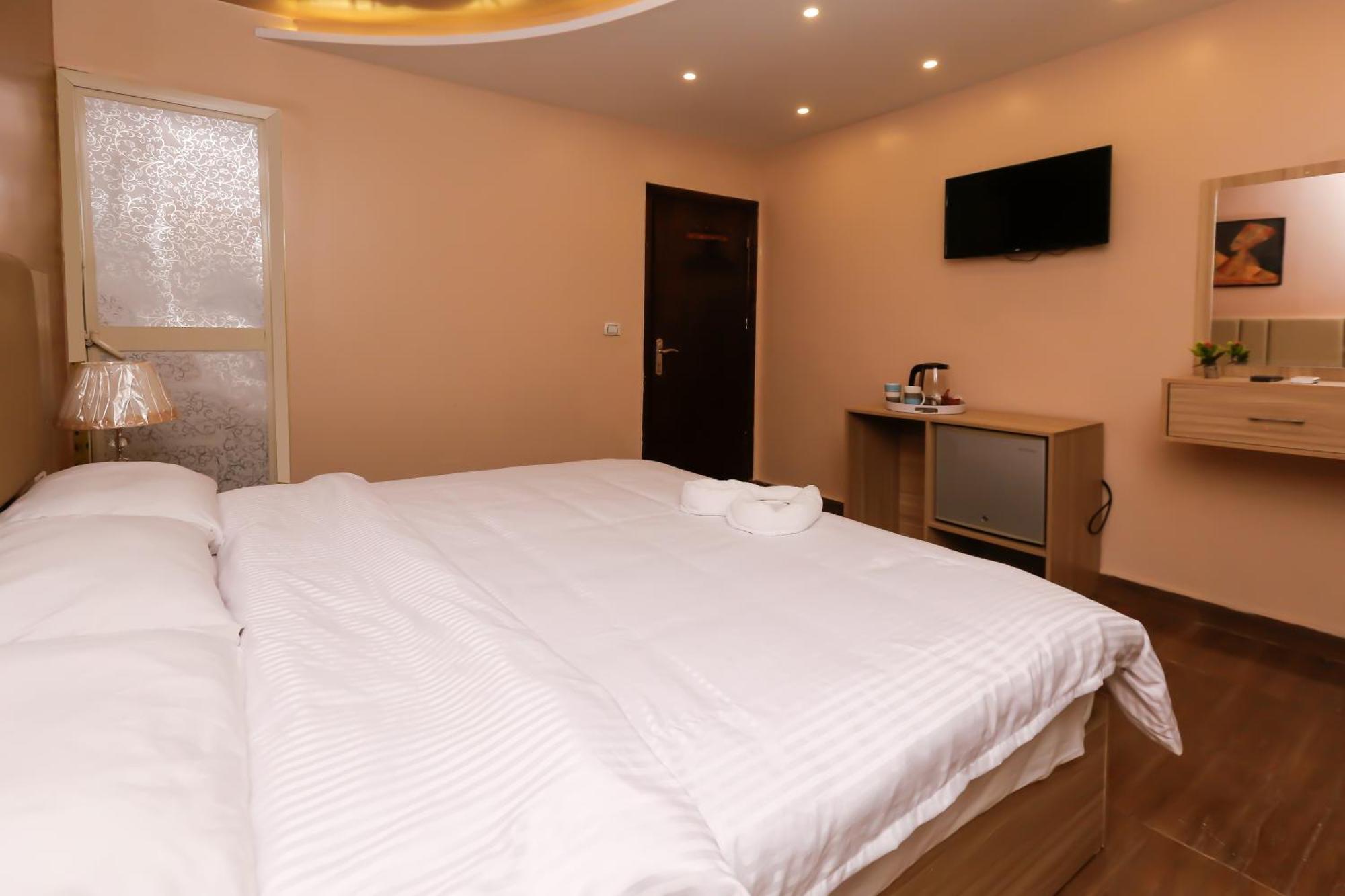Makadi Pyramids View Hostel *