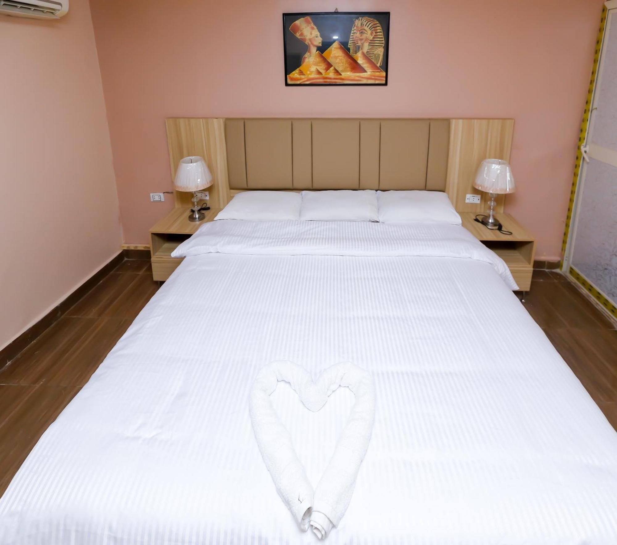 Makadi Pyramids View Hostel Kafrat al Jabal