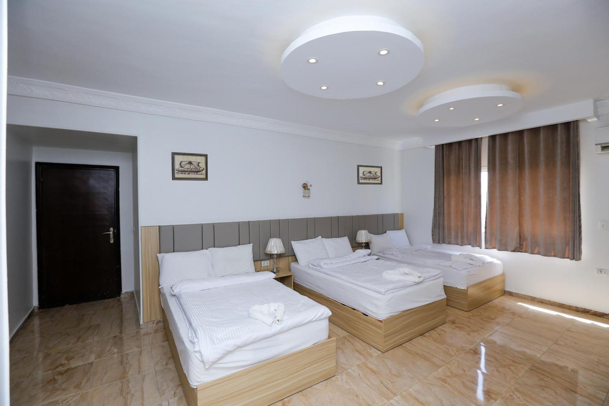 Makadi Pyramids View Hostel Kafrat al Jabal