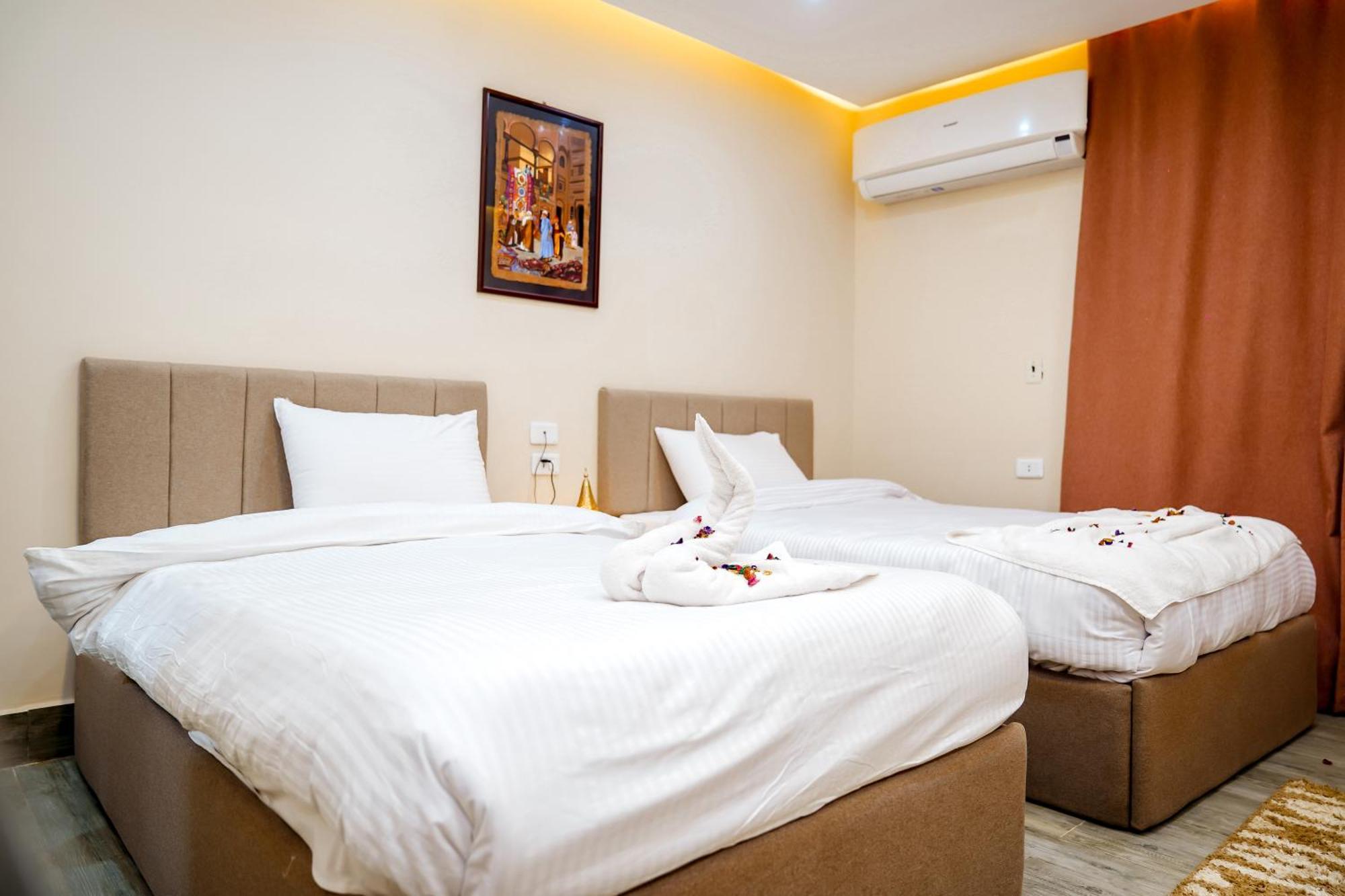 Otel Pyramids 4*