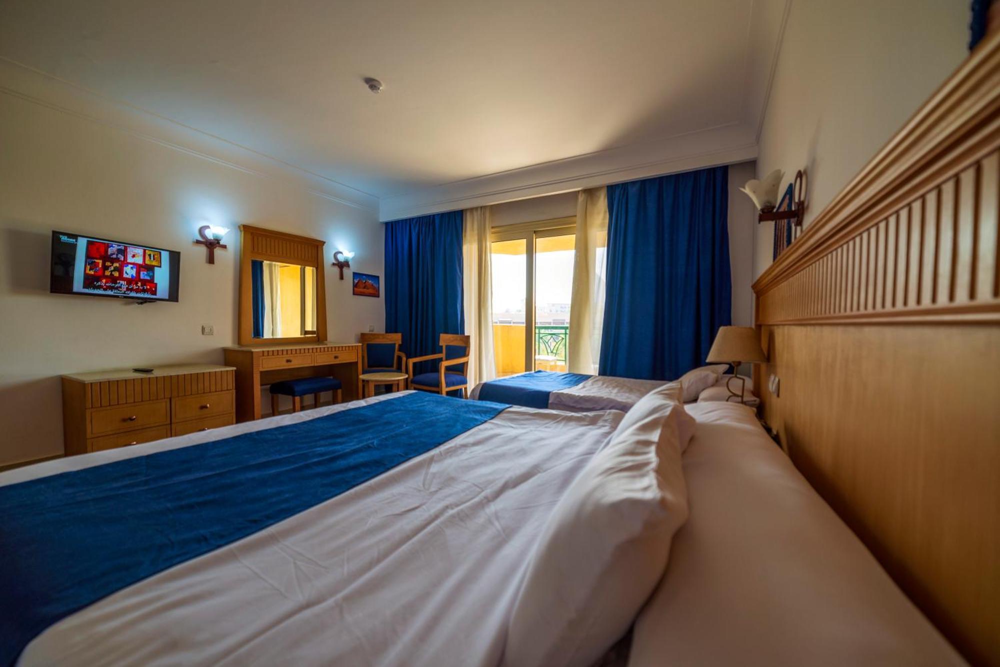 Hotel New Regency Pyramids View