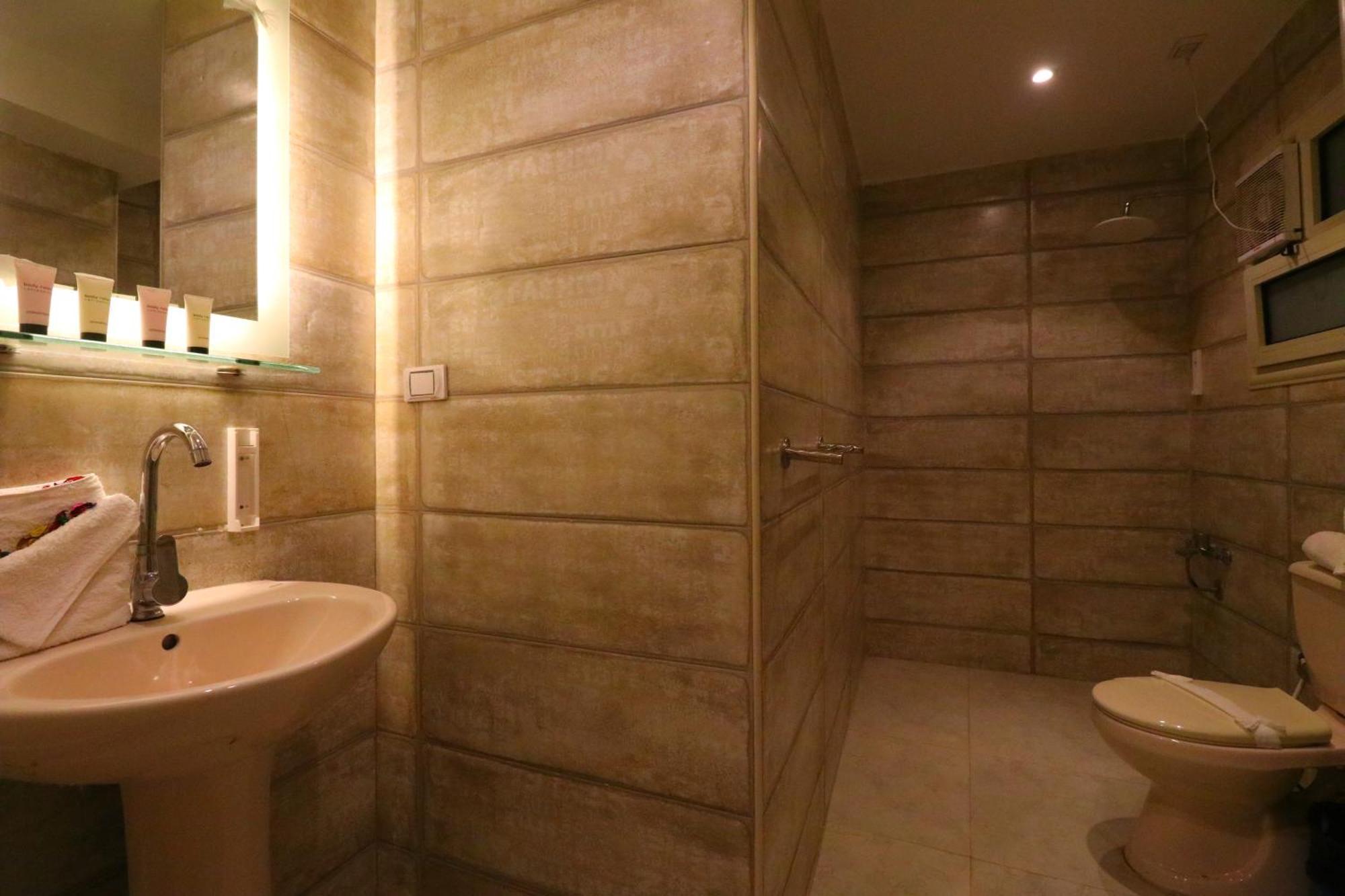 Pyramids Inn Kafrat al Jabal