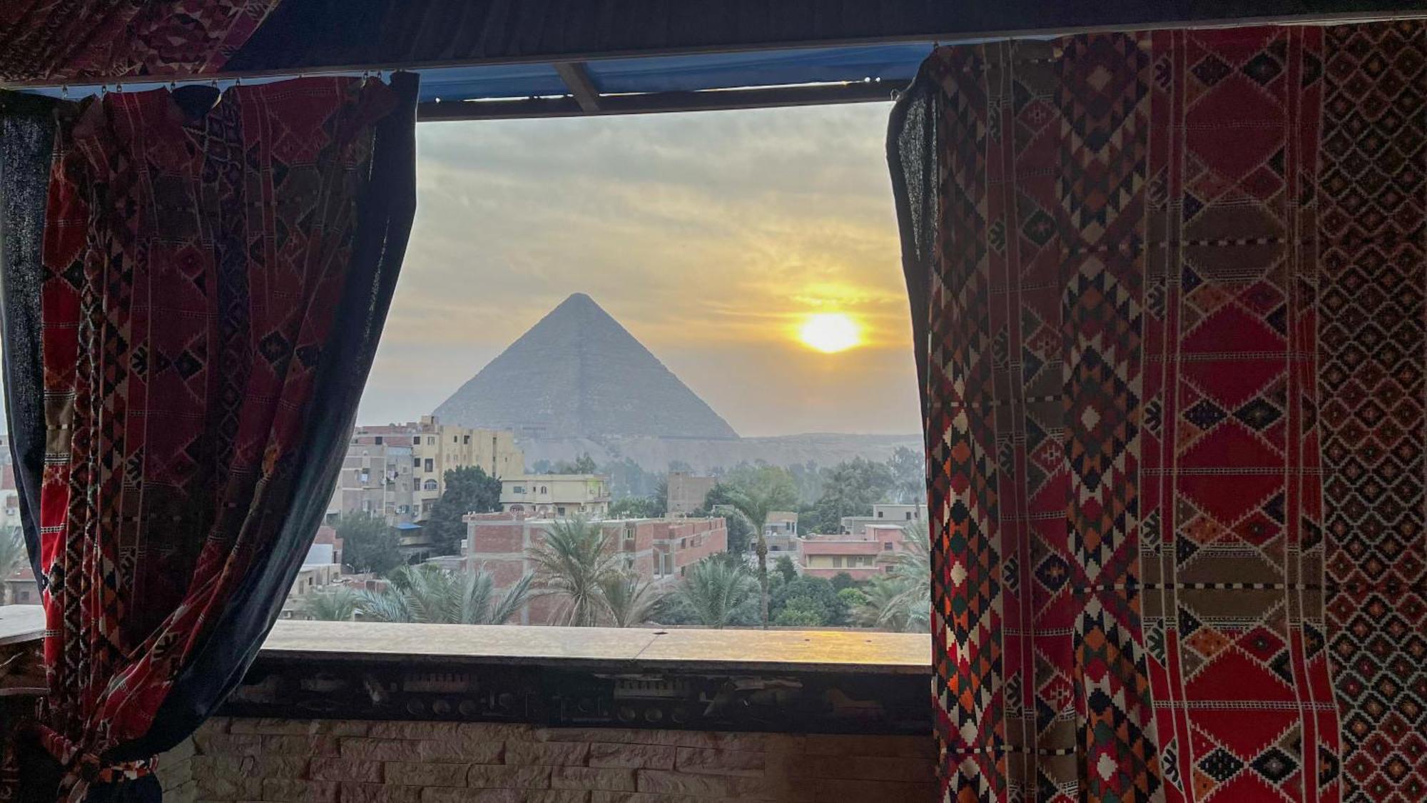 Bed & Breakfast Master Pyramids *