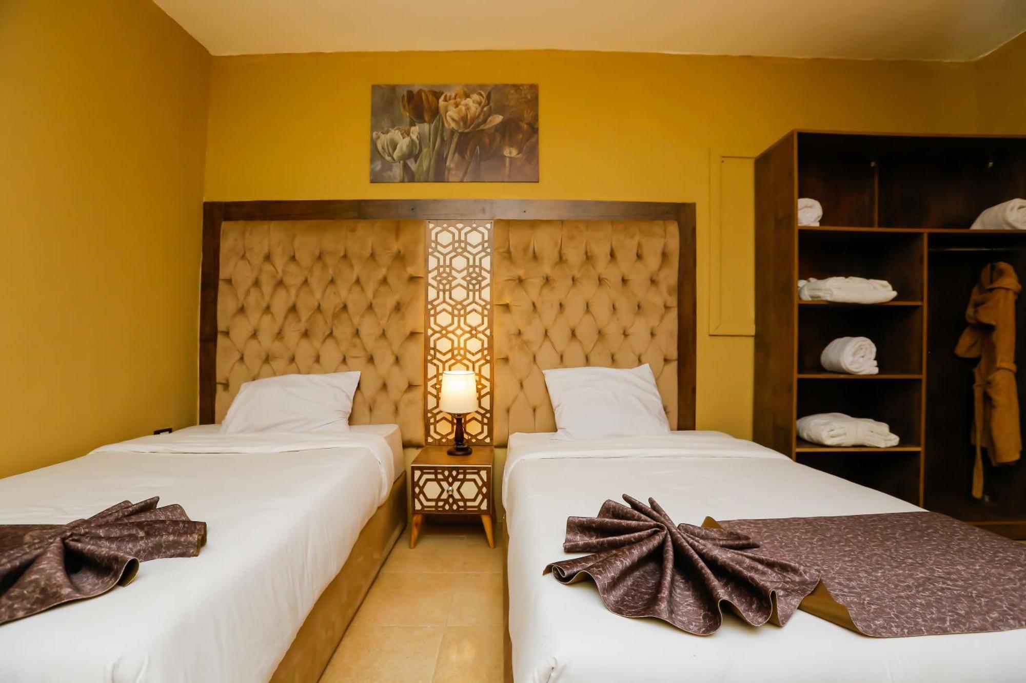 Bed & Breakfast Master Pyramids