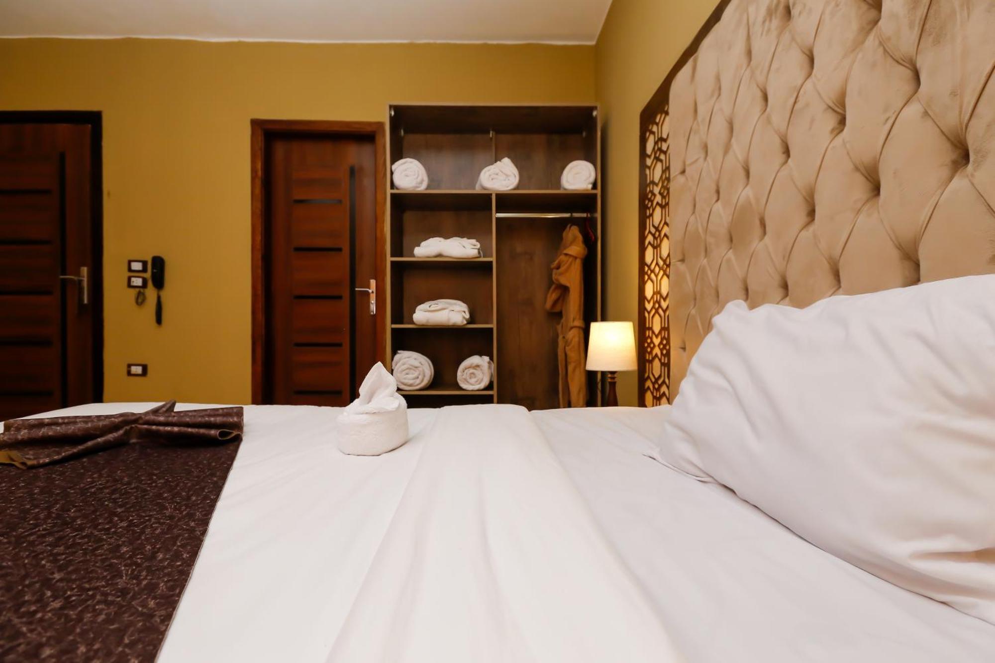 Bed & Breakfast Master Pyramids *