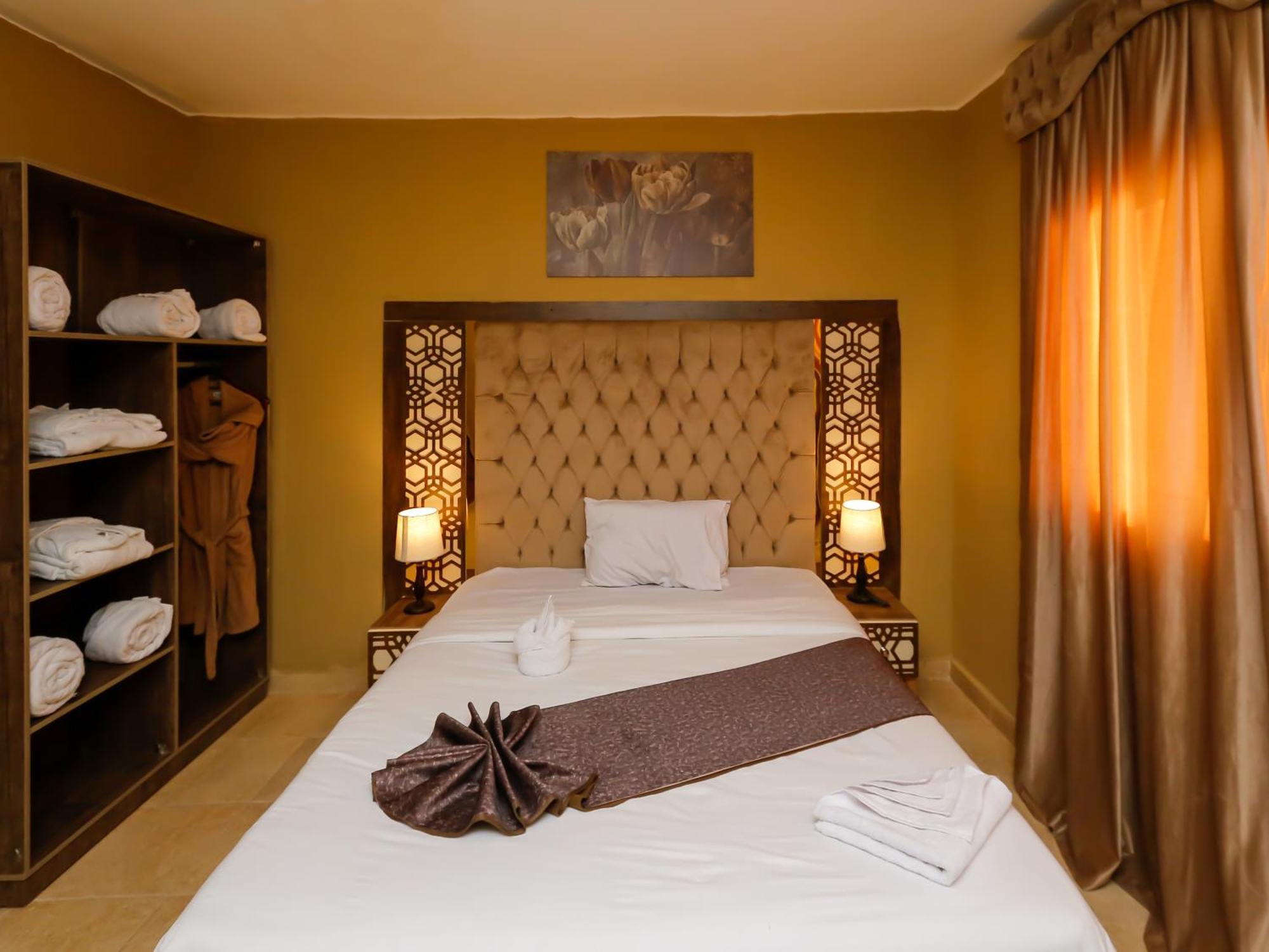Bed & Breakfast Master Pyramids