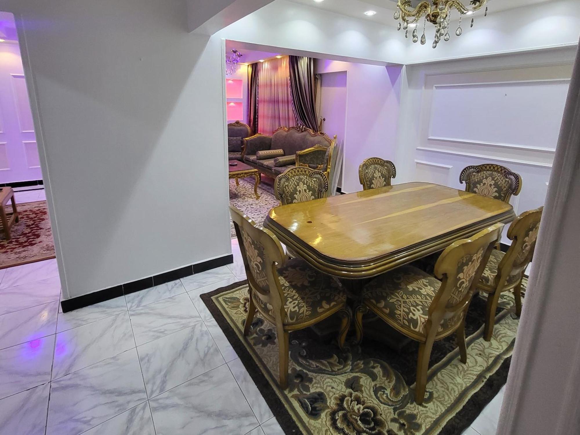 شقه فى ميامى بالاسكندريه مطله على البحر * Alexandria