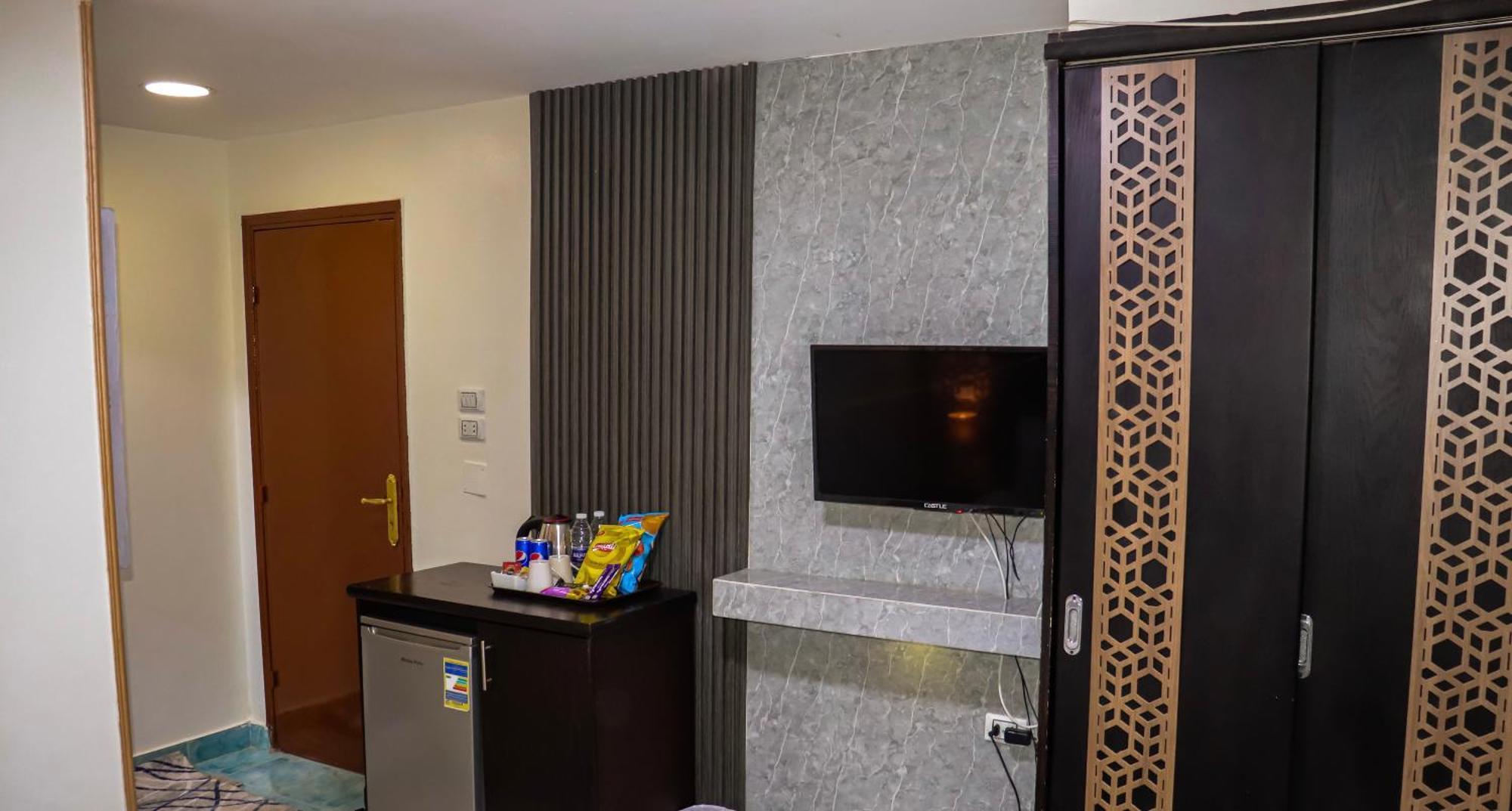 Golden Pyramids Hotel