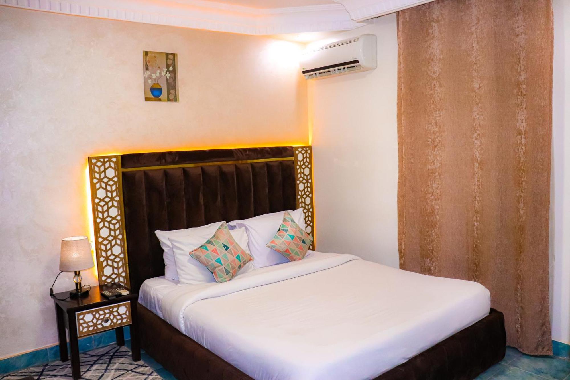 Golden Pyramids Hotel