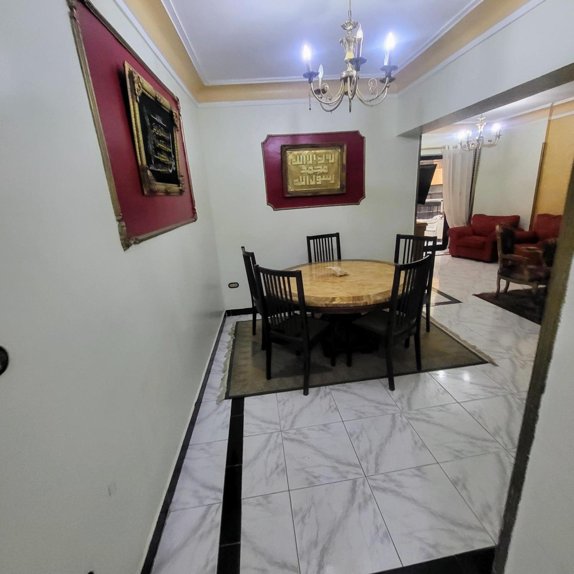 شقه فى ميامى بالاسكندريه مطله على البحر Alexandria