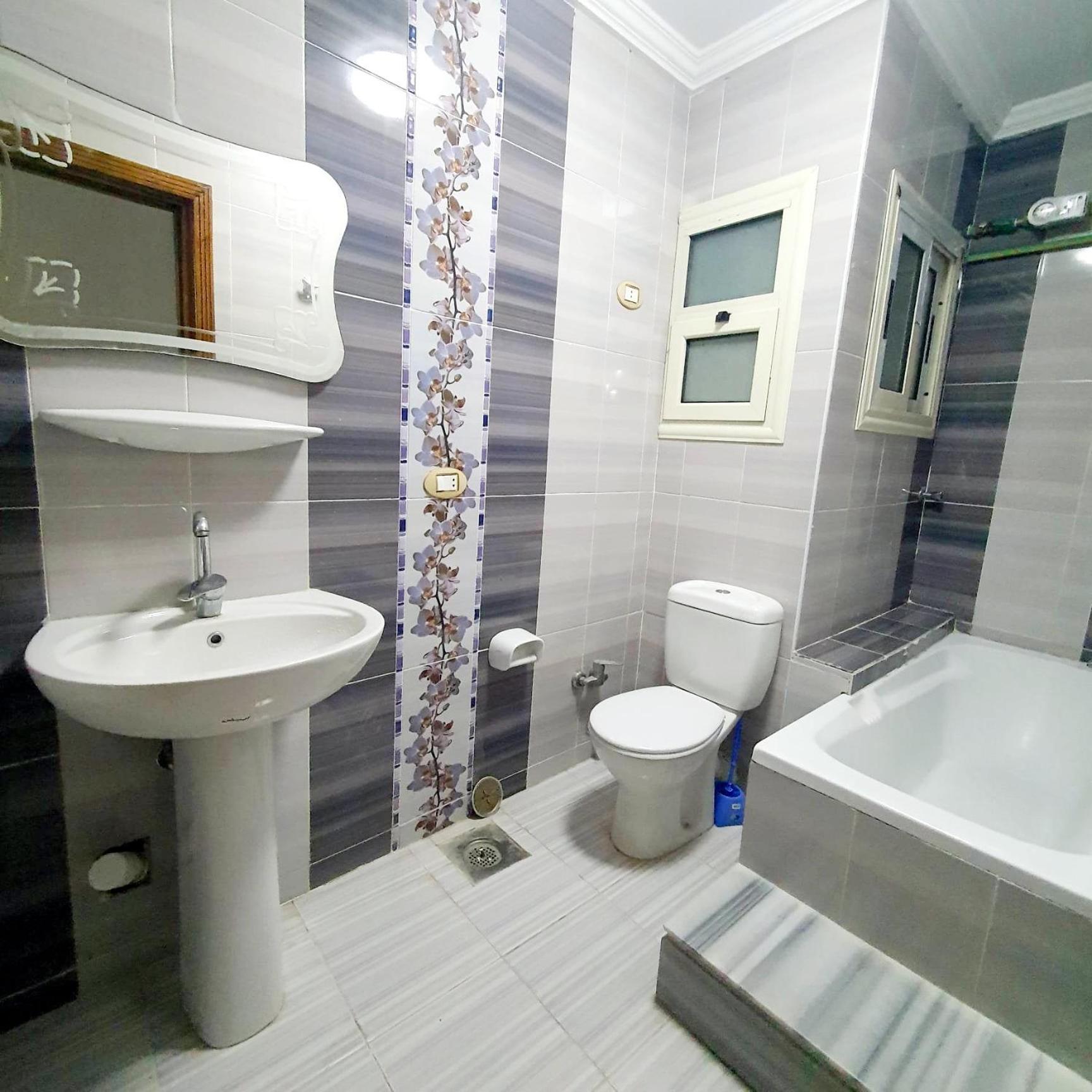 Daire Sea And Montaza Palace View 2 Bedrooms Alexandria,2 Full Bathrooms, With 2 Ac And 1 Stand Fan, Free Wifi , Available Year Days With 3 Heavy Blankets İskenderiye