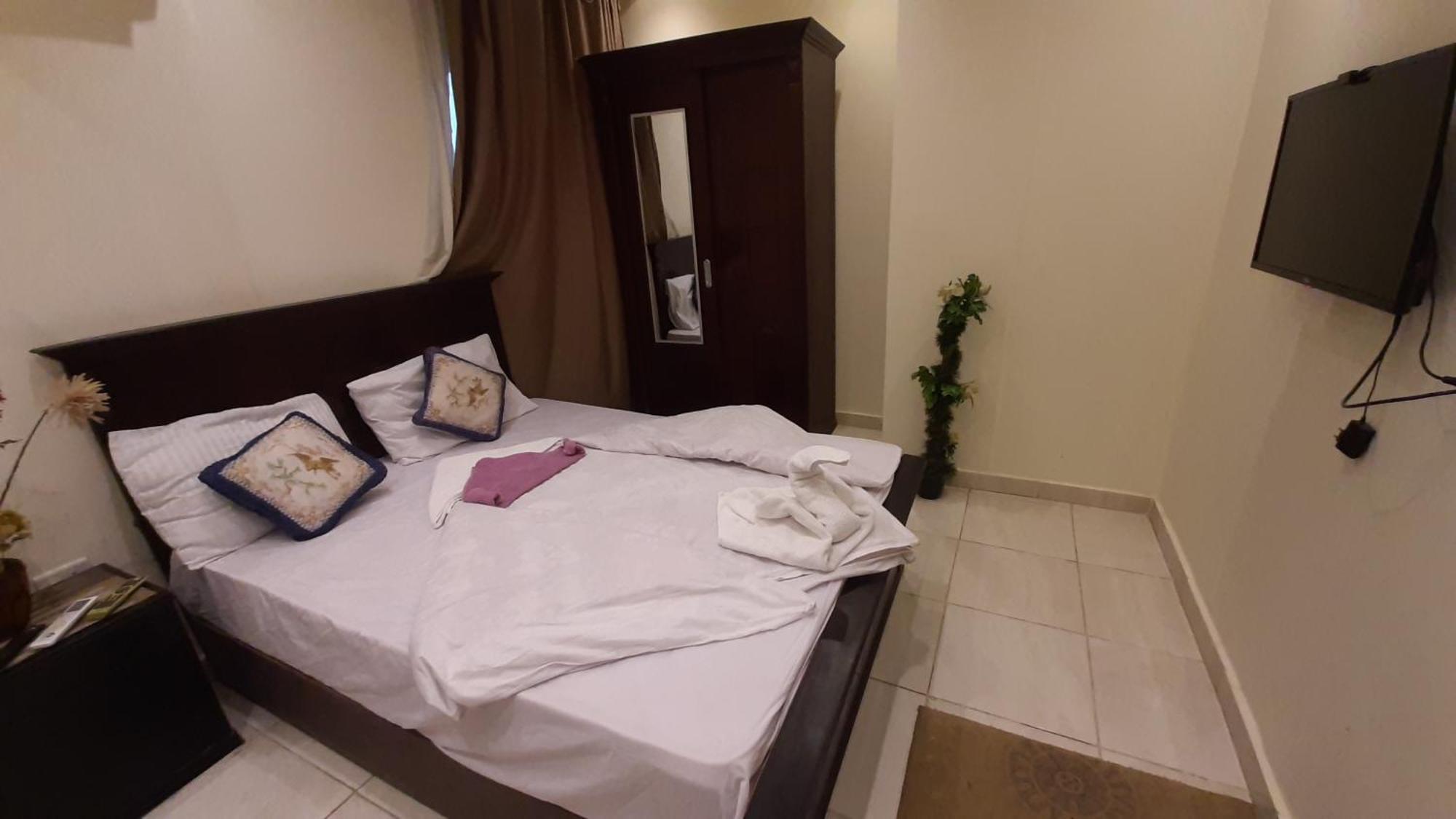 Queen Isis Pyramids View Hotel