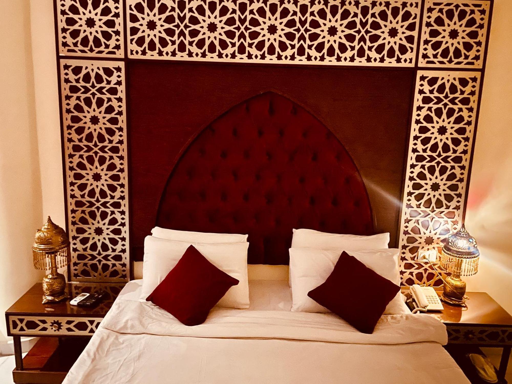Pyramids Tower 3*
