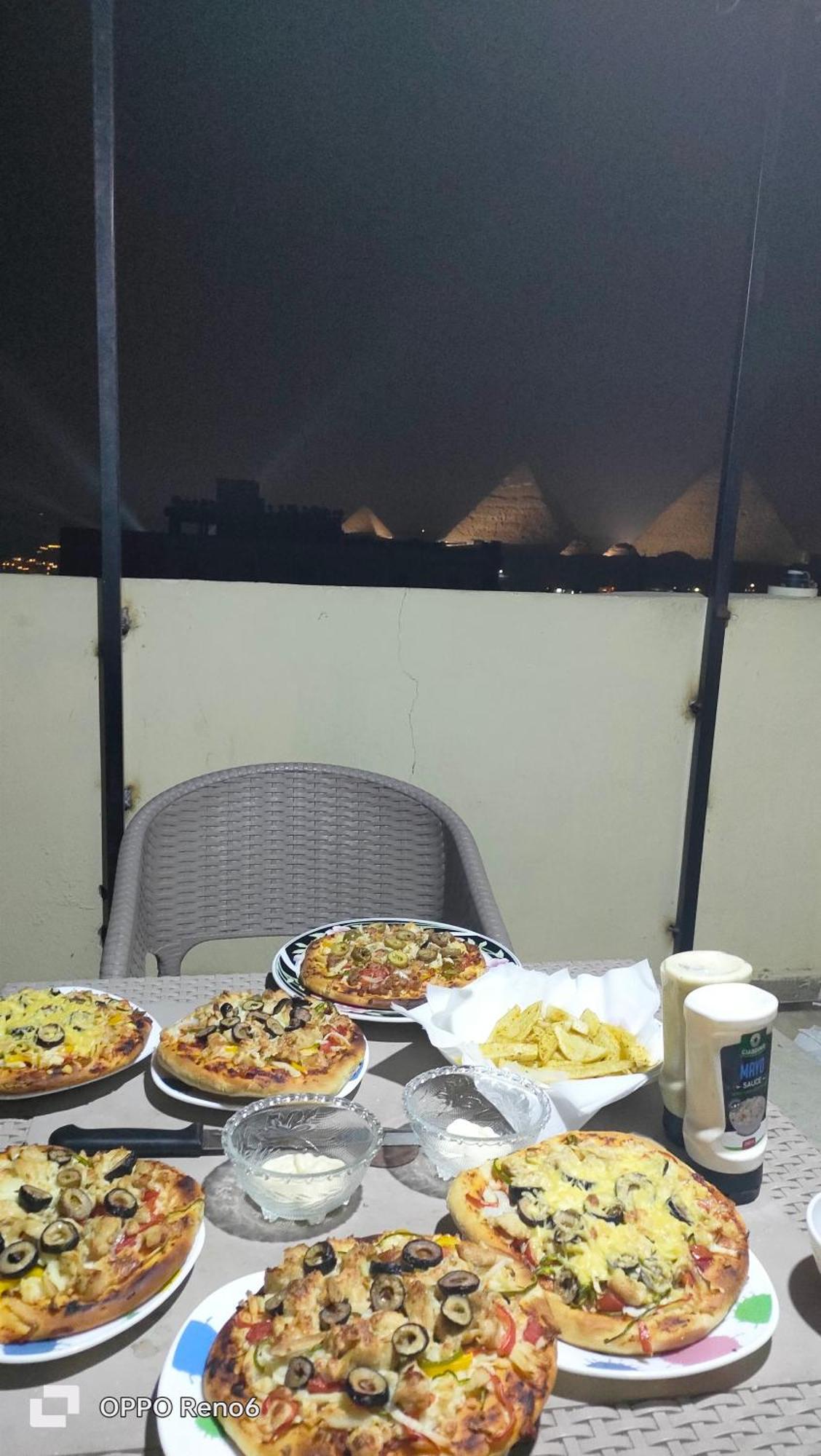 Jessy Pyramids View Hostel