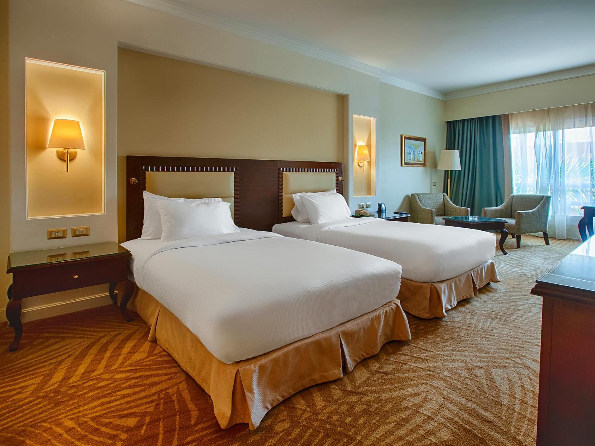 Hilton Plaza Complex 5*