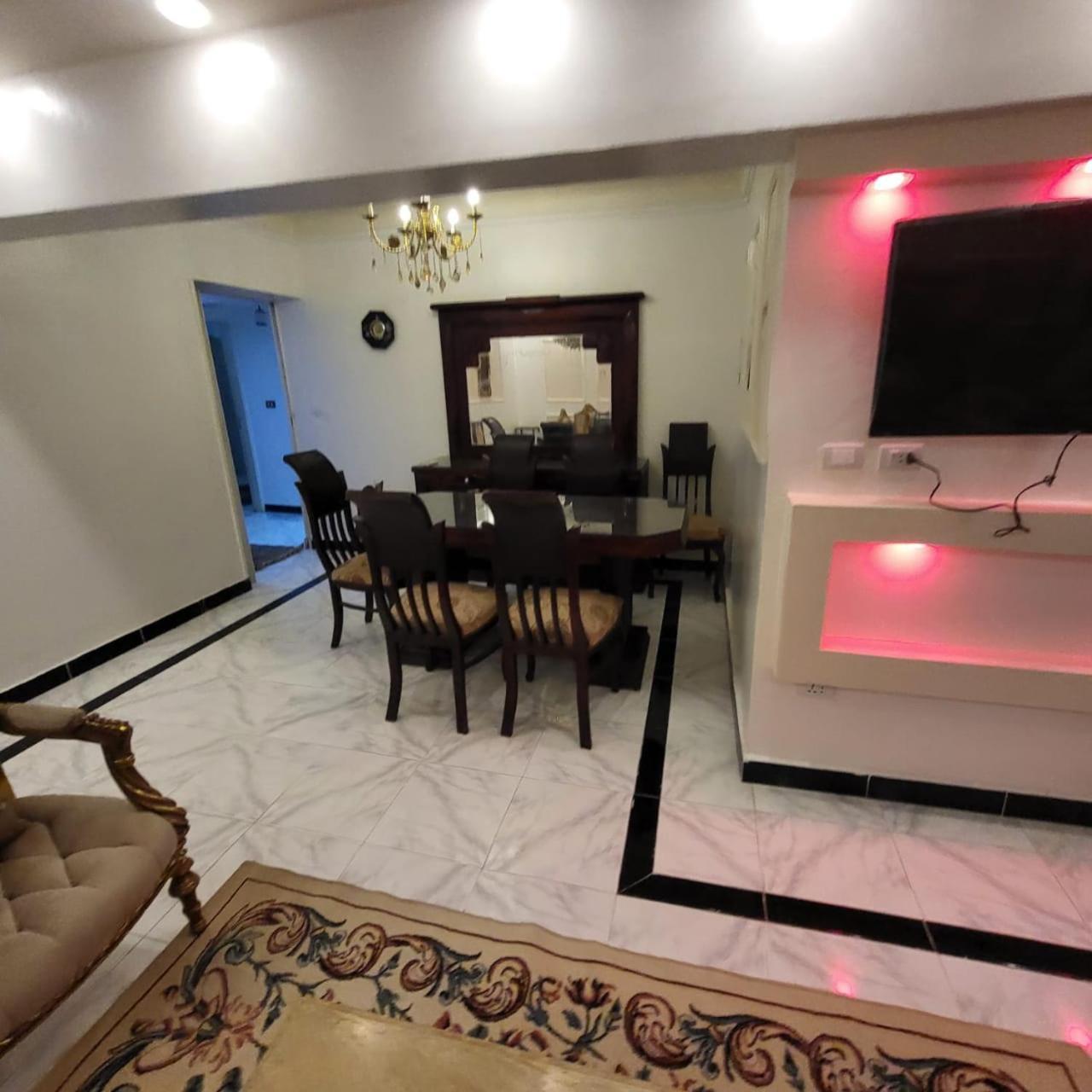 شقه فى ميامى بالاسكندريه مطله على البحر * Alexandria