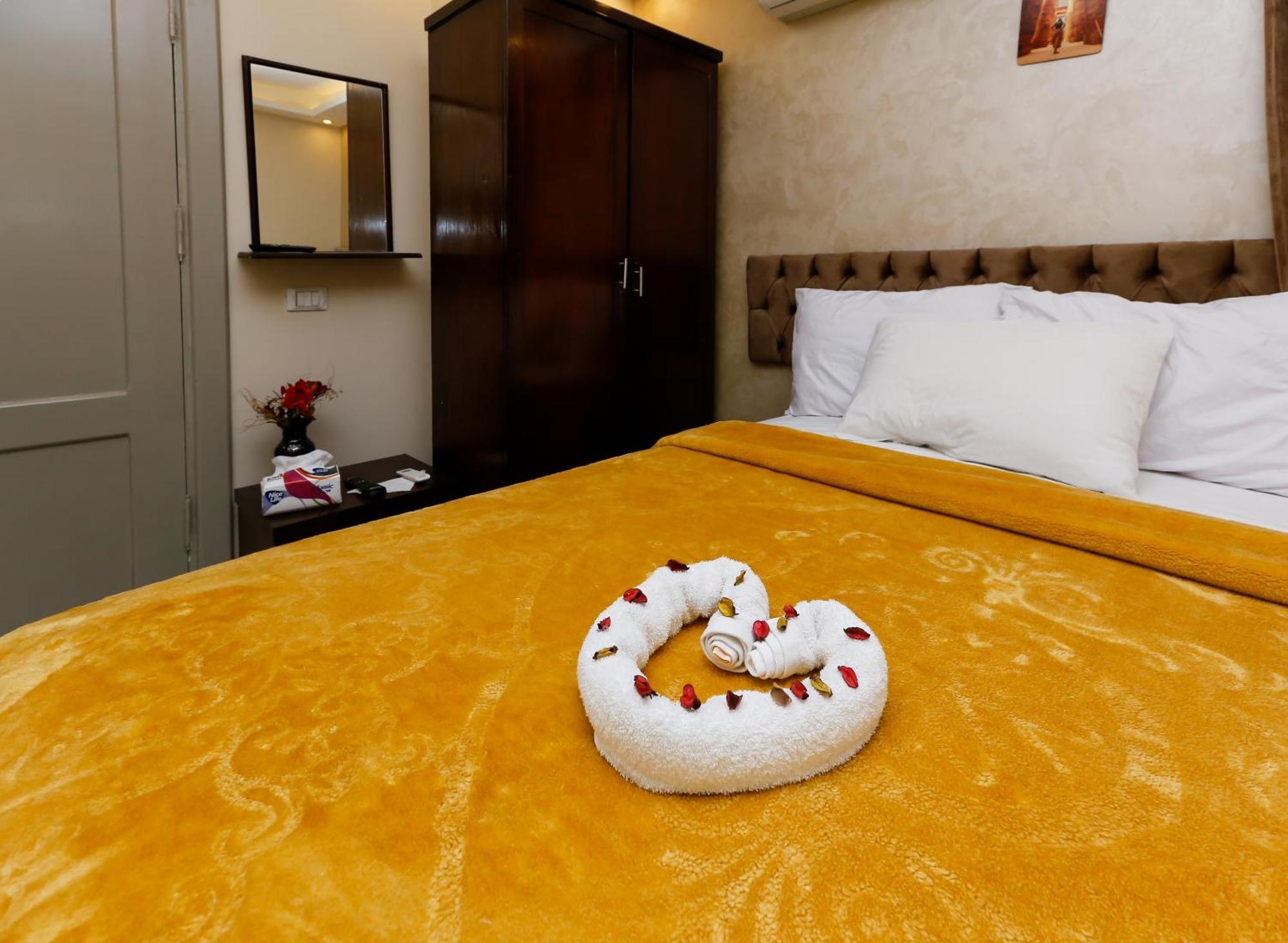 Venus Pyramids - Roof Access W Free Break Fast Guest house