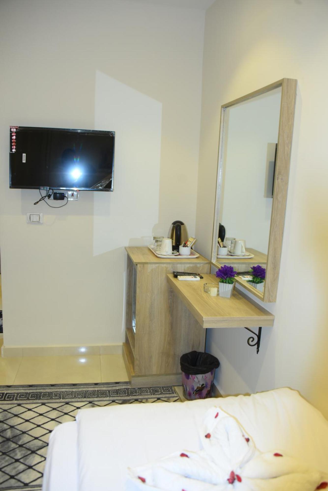 Pyramids Inn Kafrat al Jabal