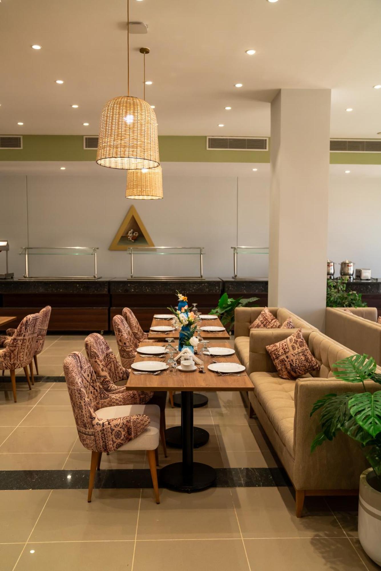 Hotel Azal Lagoons