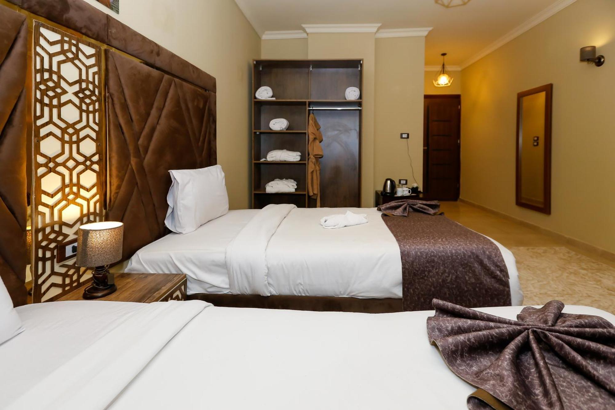 Bed & Breakfast Master Pyramids *